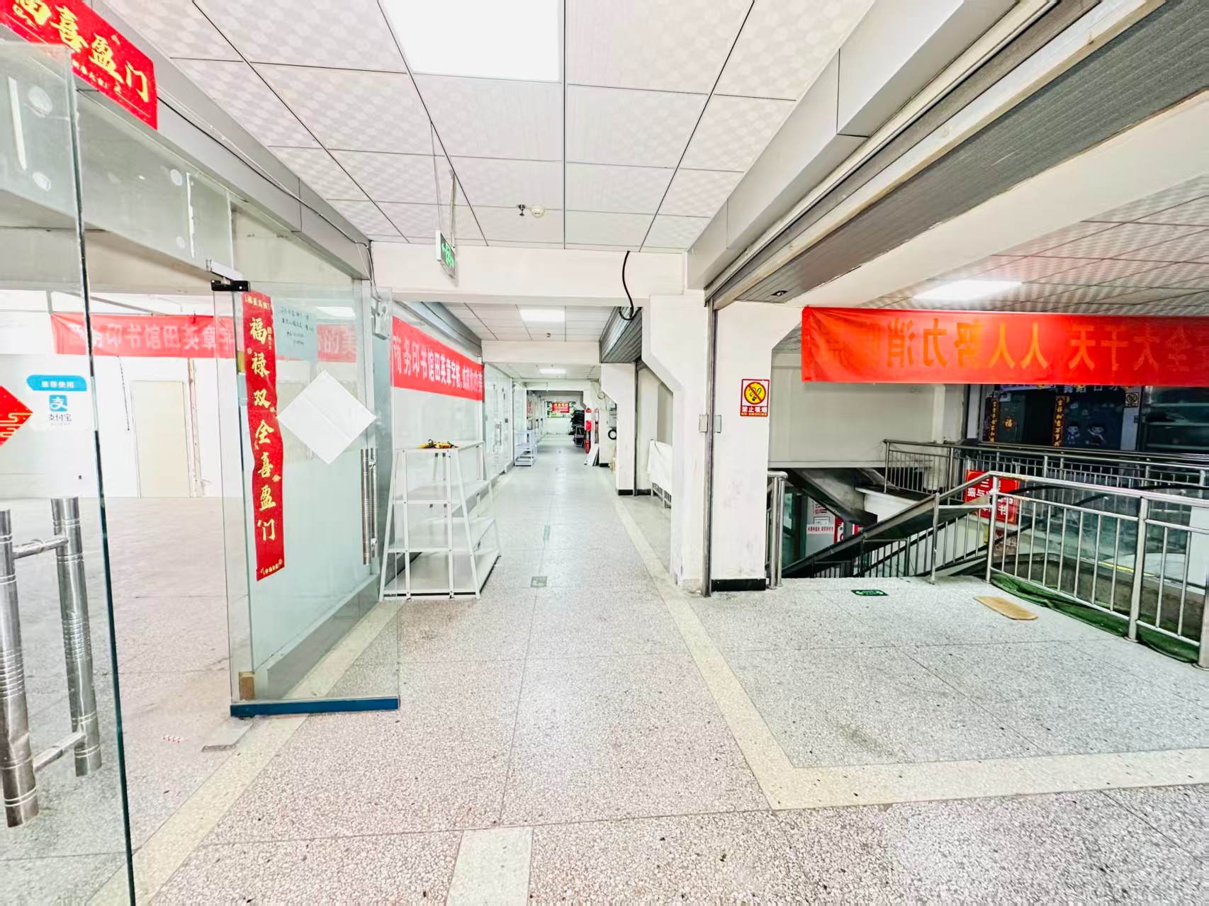 春晴东路引入人工智能技术应用场景，推动AI与商业、零售、电商、企业服务等领域融合发展。