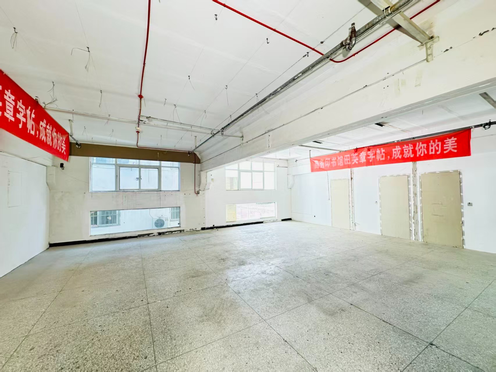 春晴东路重点吸引人工智能应用、数字经济、电商直播、智能制造服务、软件开发、科技创新企业及创业团队入驻